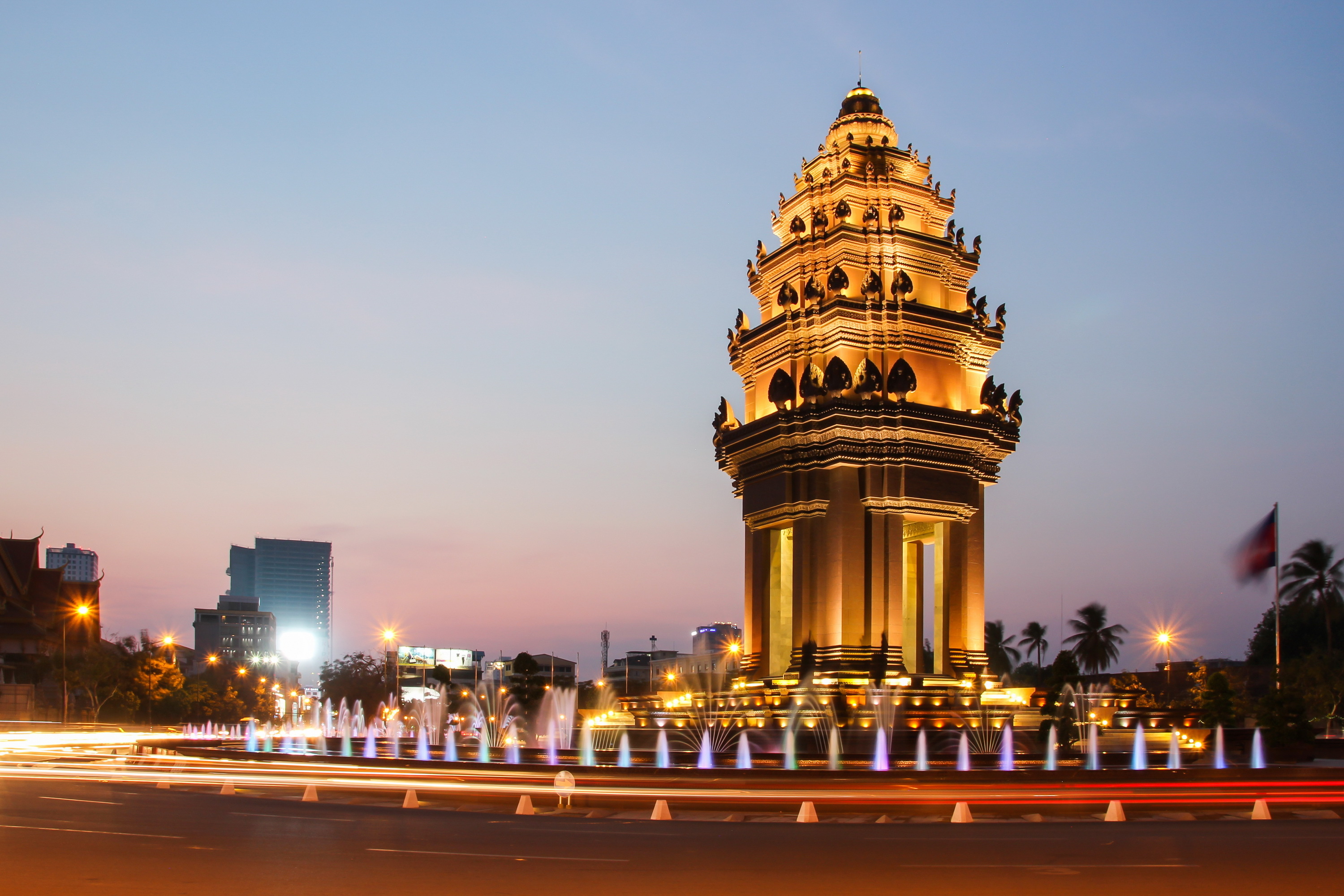 Пномпень. Камбоджа столица Пномпень. Phnom Penh Камбоджа. Монумент независимости Камбоджа. Монумент независимости в Пномпене.